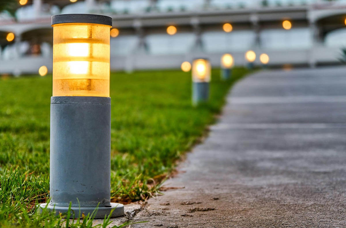 Фото 1 — Монтаж освещения для дачного участка